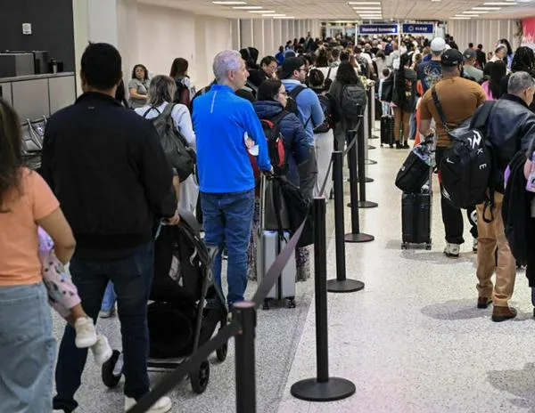 Trump amenaza con desplegar el ICE en aeropuertos por la parálisis presupuestaria