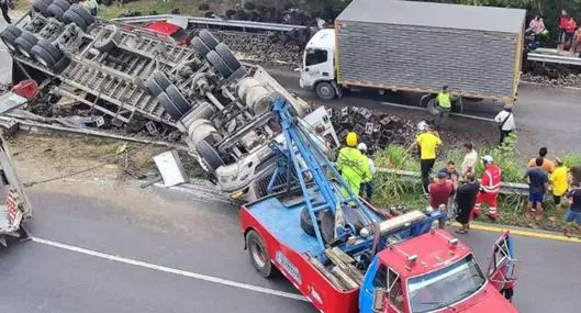 Accidente vía Bogotá-Melgar: camión de cerveza se volcó y hay cierre total