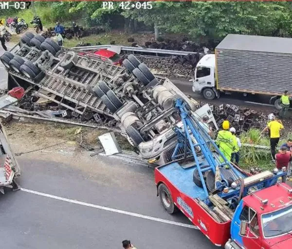 Accidente vía Bogotá-Melgar: camión de cerveza se volcó y hay cierre total