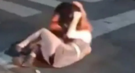 Video: dos mujeres pelearon frente a una discoteca y usaron tijeras