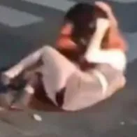 Video: dos mujeres pelearon frente a una discoteca y usaron tijeras