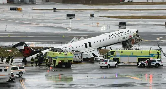 Avión chocó con bomberos en aeropuerto La Guardia (Nueva York) y hay dos muertos