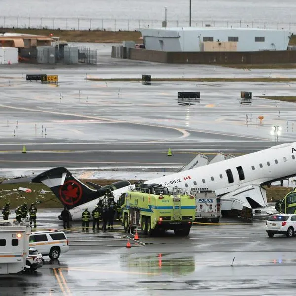 Avión chocó con bomberos en aeropuerto La Guardia (Nueva York) y hay dos muertos