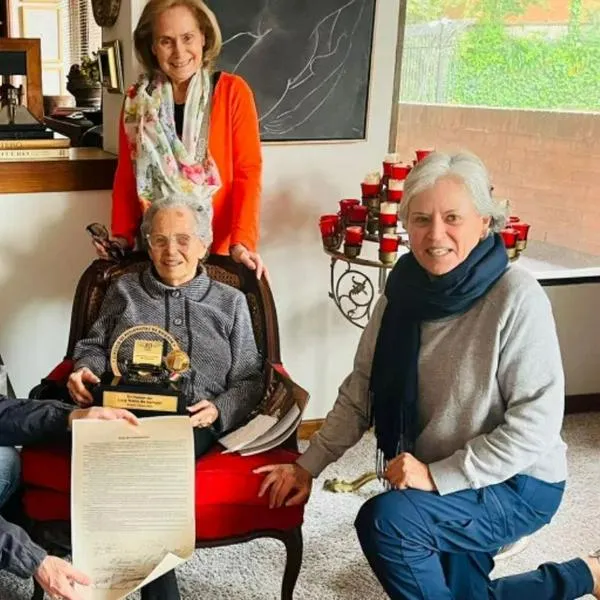 Falleció Lucy Nieto de Samper, la columnista más longeva de Colombia y madre de la periodista María Elvira Samper. Repaso por su legado de más de 60 años.