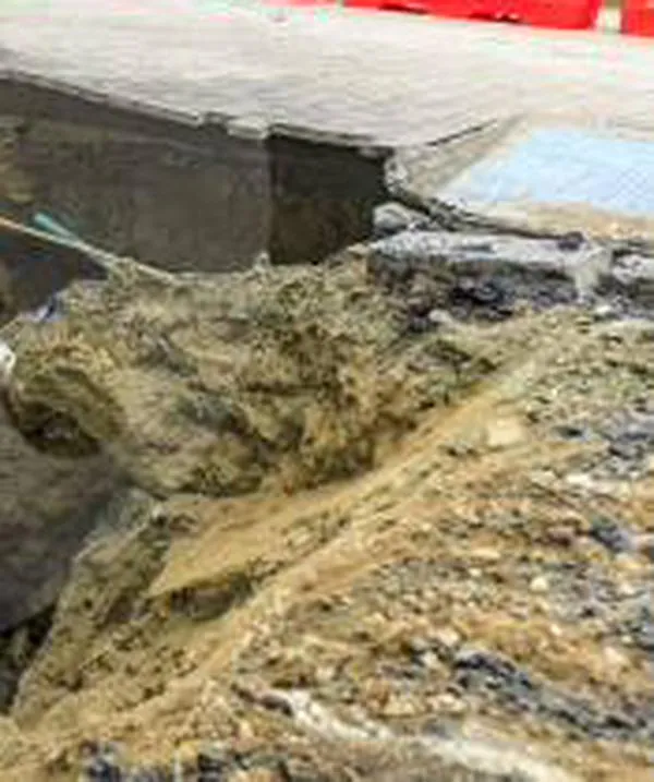 ¿Cuándo reabrirán la calzada de la Avenida El Poblado que fue cerrada la semana pasada por un hueco?