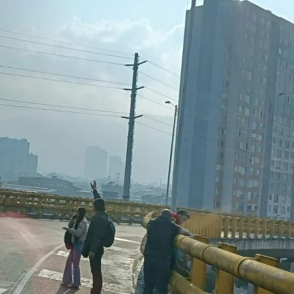 Un joven intentó lanzarse desde un puente de Transmilenio en la NQS con calle 6. Ciudadanos y Policía lograron rescatarlo. El sistema reportó retrasos.