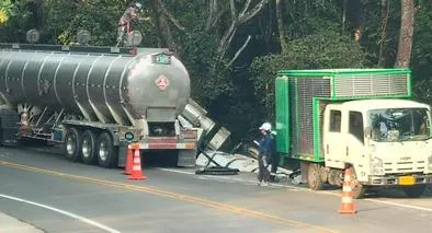 Emergencia vial en Huila: dos tractocamiones caen a un abismo en la vía Hobo–Gigante