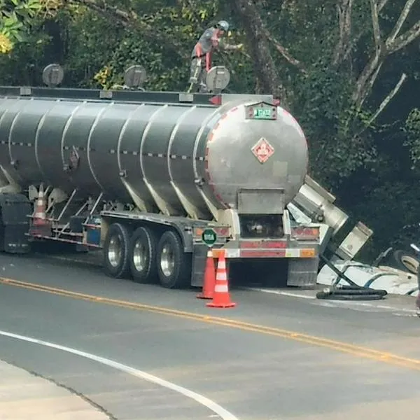 Emergencia vial en Huila: dos tractocamiones caen a un abismo en la vía Hobo–Gigante