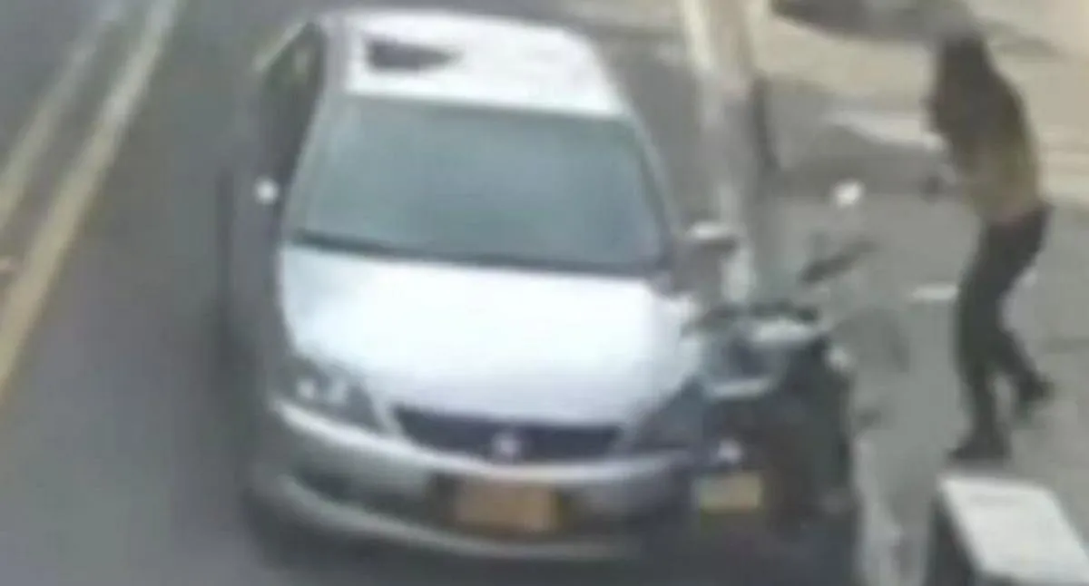 Sujeto intentó arrollar a una mujer que le reclamó por agredir a su perro: quedó en video