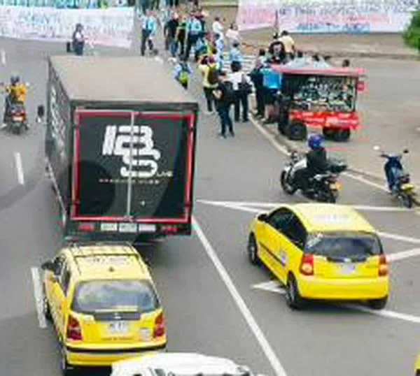 Cambio de turnos generó protesta de agentes de tránsito en Medellín, ¿cuál es la inconformidad de los “azules”?