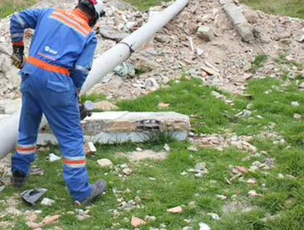 Golpe a tierreros: desmontan negocio de lotes y postes de luz instalados en zonas protegidas