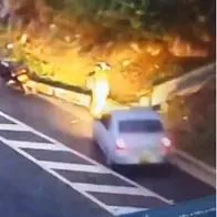 Motociclista se salva de accidente en vía Pamplona Cúcuta: carro se incendió