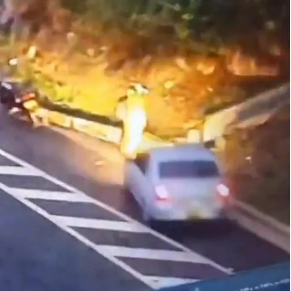 Motociclista se salva de accidente en vía Pamplona Cúcuta: carro se incendió