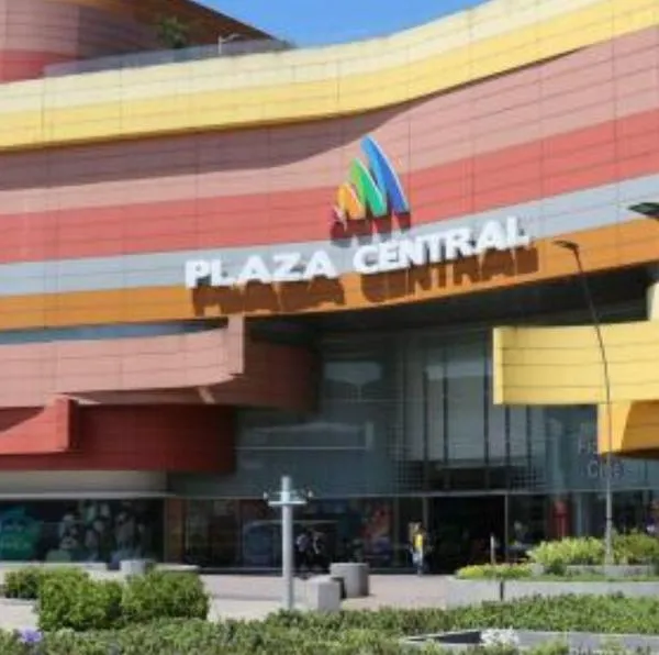 El grupo chileno Cencosud, dueño de Jumbo, adquirió el 51 % del centro comercial Plaza Central en Bogotá. Detalles de la millonaria transacción.