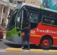 Fuerte pelea entre conductores de carro particular y bus de Transmilenio: video