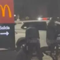 Susto cerca del McDonald's de la 127 (Bogotá): hombre armados robaron vehículo a una familia. El hecho quedó registrado en video.