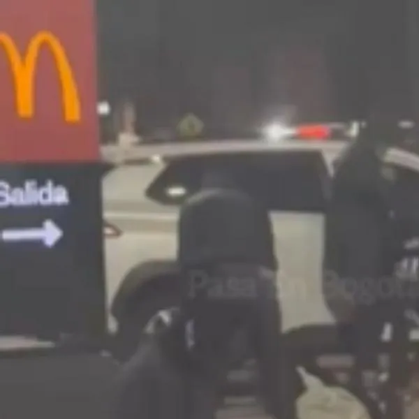 Susto cerca del McDonald's de la 127 (Bogotá): hombre armados robaron vehículo a una familia. El hecho quedó registrado en video.