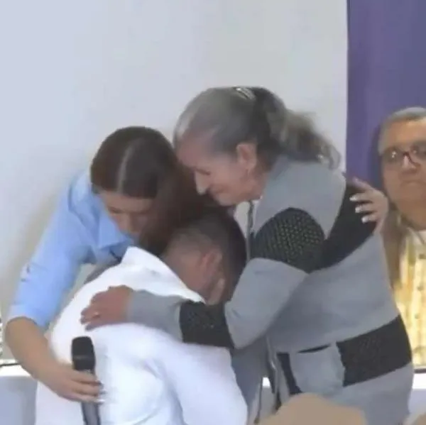 Exmilitar en JEP lloró y se arrodilló ante familia de víctima en Medellín: video