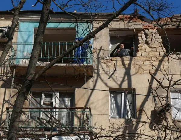 Drones rusos dejan cuatro muertos e impactan hospital materno; Zelenski sigue gira por el Golfo