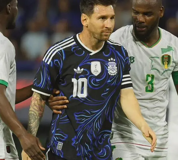 Se pelearon por la camiseta de Lionel Messi; tenso momento tras Argentina vs. Mauritania