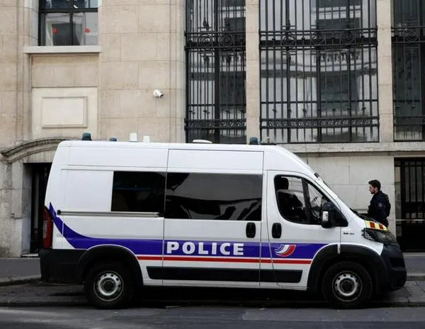 Policía frustra atentado con explosivos frente a Bank of America en París, Fiscalía antiterrorista asume el caso