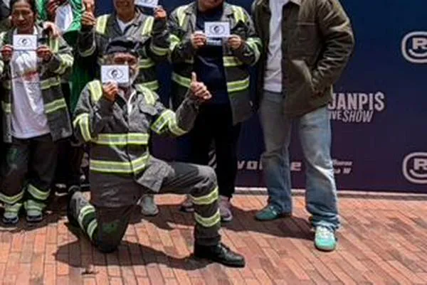 De arrastrar una carreta a conducir una eléctrica: salto para nueve recicladores en Bogotá