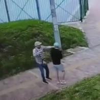 Imagen del asalto con arma de fuego a joven en parque en Suba, noroccidente de Bogotá