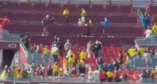 Pelea entre hinchas de la Selección Colombia, mientras se jugaba el primer tiempo frente a Francia