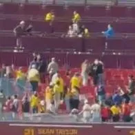 Pelea entre hinchas de la Selección Colombia, mientras se jugaba el primer tiempo frente a Francia