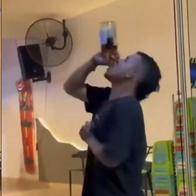 Joven tomando la botella de alcohol