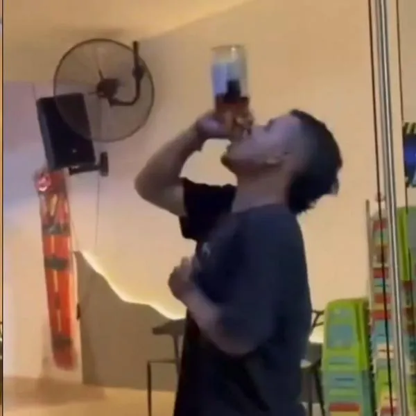 Joven tomando la botella de alcohol