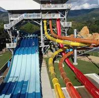 Graves inundaciones en el centro vacacional Cafam Melgar por desbordamiento de la quebrada La Melgara. Familias denuncian falta de protocolos de seguridad.