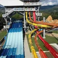 Graves inundaciones en el centro vacacional Cafam Melgar por desbordamiento de la quebrada La Melgara. Familias denuncian falta de protocolos de seguridad.