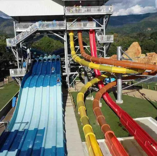 Graves inundaciones en el centro vacacional Cafam Melgar por desbordamiento de la quebrada La Melgara. Familias denuncian falta de protocolos de seguridad.