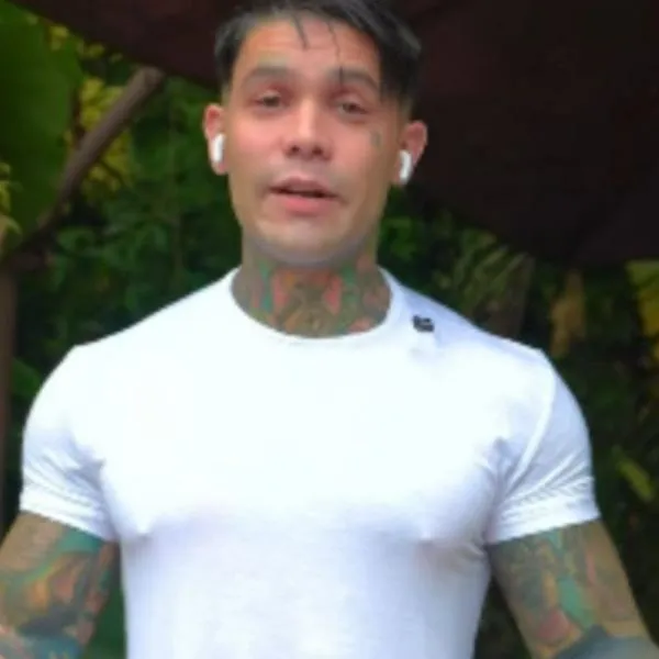 El creador de contenido negó que el incidente con una "stink bomb" fuera una broma para redes y calificó de desproporcionada la cancelación de su tiquete. 