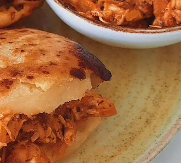Aprende a preparar esta arepa rellena casera en minutos