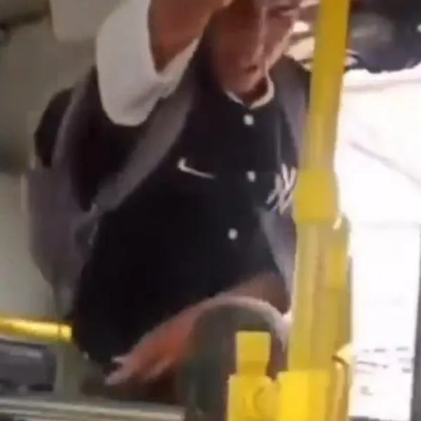 Supuesto vendedor ambulante amenaza con destornillador en bus del SITP