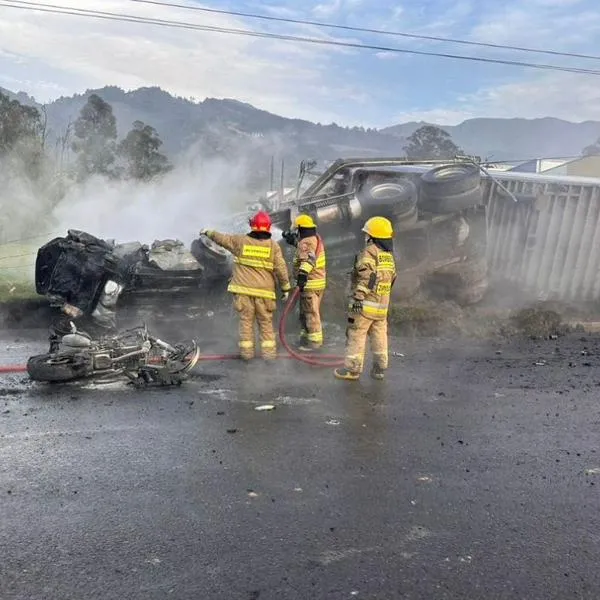 ¿Quiénes son los dos muertos del grave accidente en vía entre Zipaquirá y Ubaté? Impactó a más de 7 vehículos. 