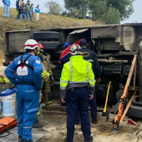 Grave accidente en Boyacá: bus de transporte público se volcó en la vía Tunja-Villa de Leyva. Hay 11 heridos y organismos de socorro atienden la emergencia
