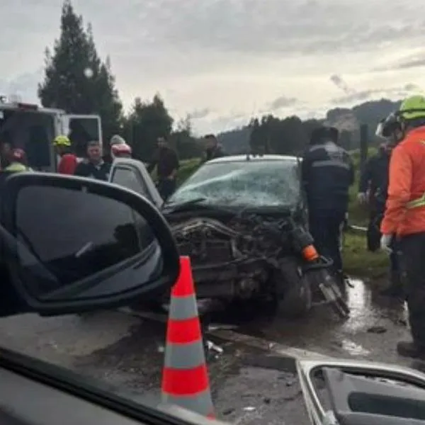 Así quedaron algunos carros involucrados en el accidente de un camión en Zipaquirá