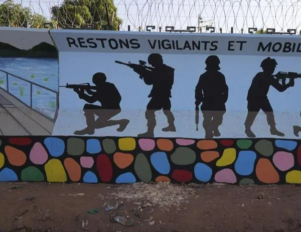 El ejército de Burkina Faso y grupos yihadistas han matado a más de 1.800 civiles desde 2023, según HRW