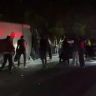 Vea los videos del grave accidente en la vía Bogotá-La Vega. Bus con 42 pasajeros sufrió volcamiento lateral en la Curva de Shilim. Reporte de heridos.