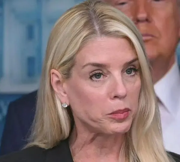 Trump despide a su fiscal general, Pam Bondi, tras gestión de archivos Epstein e investigaciones