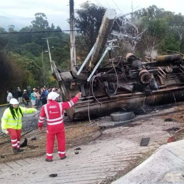 ¿Qué está pasando en las vías? Resumen de los 4 accidentes más trágicos de Semana Santa: bus volcado en La Vega y tragedias en Silvania y Dagua.