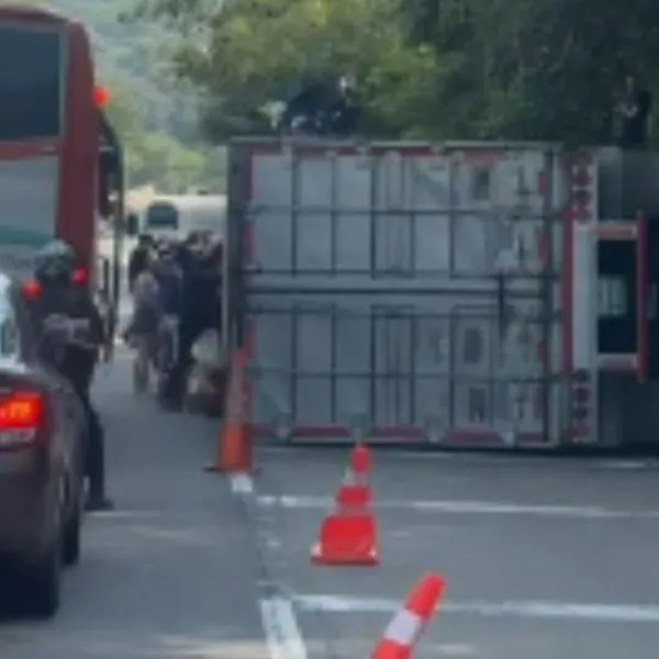 Reportan indignante saqueo a un camión accidentado en la vía Bogotá-Villeta, sector Tobia. Pasajeros de buses intermunicipales estarían participando. 