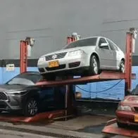 Carro quedó atrapado en rampa levadiza en Bogotá en Semana Santa y no solucionan