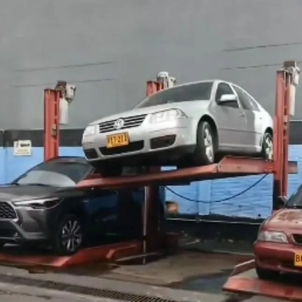 Carro quedó atrapado en rampa levadiza en Bogotá en Semana Santa y no solucionan