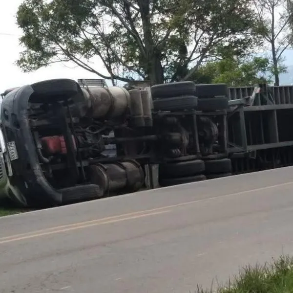 Alerta en la vía Zipaquirá-Ubaté. Reportan nuevo accidente en el peaje Casablanca tras la tragedia de esta semana. Vea las imágenes y el estado de la vía.