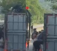 Videos muestran saqueo tras volcamiento en vía a Villeta; conductor habría tenido problema de salud