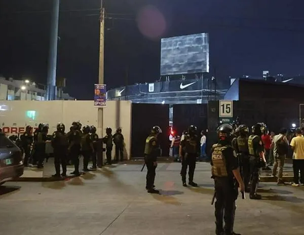 Un muerto y decenas de heridos en estadio de Alianza Lima antes del clásico peruano